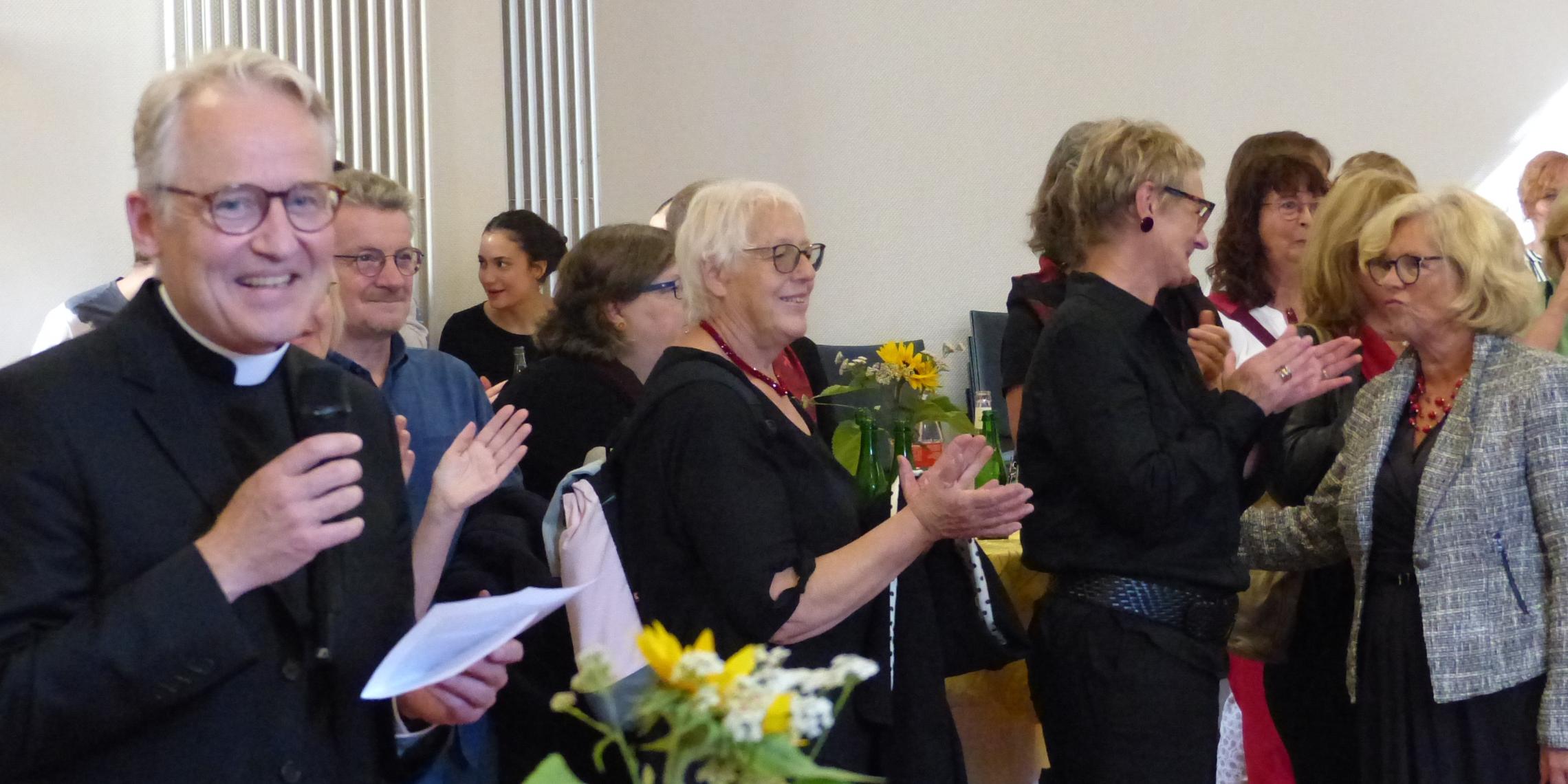 Pfarrer Lennartz beim Festakt zu 50 Jahre St. Michael