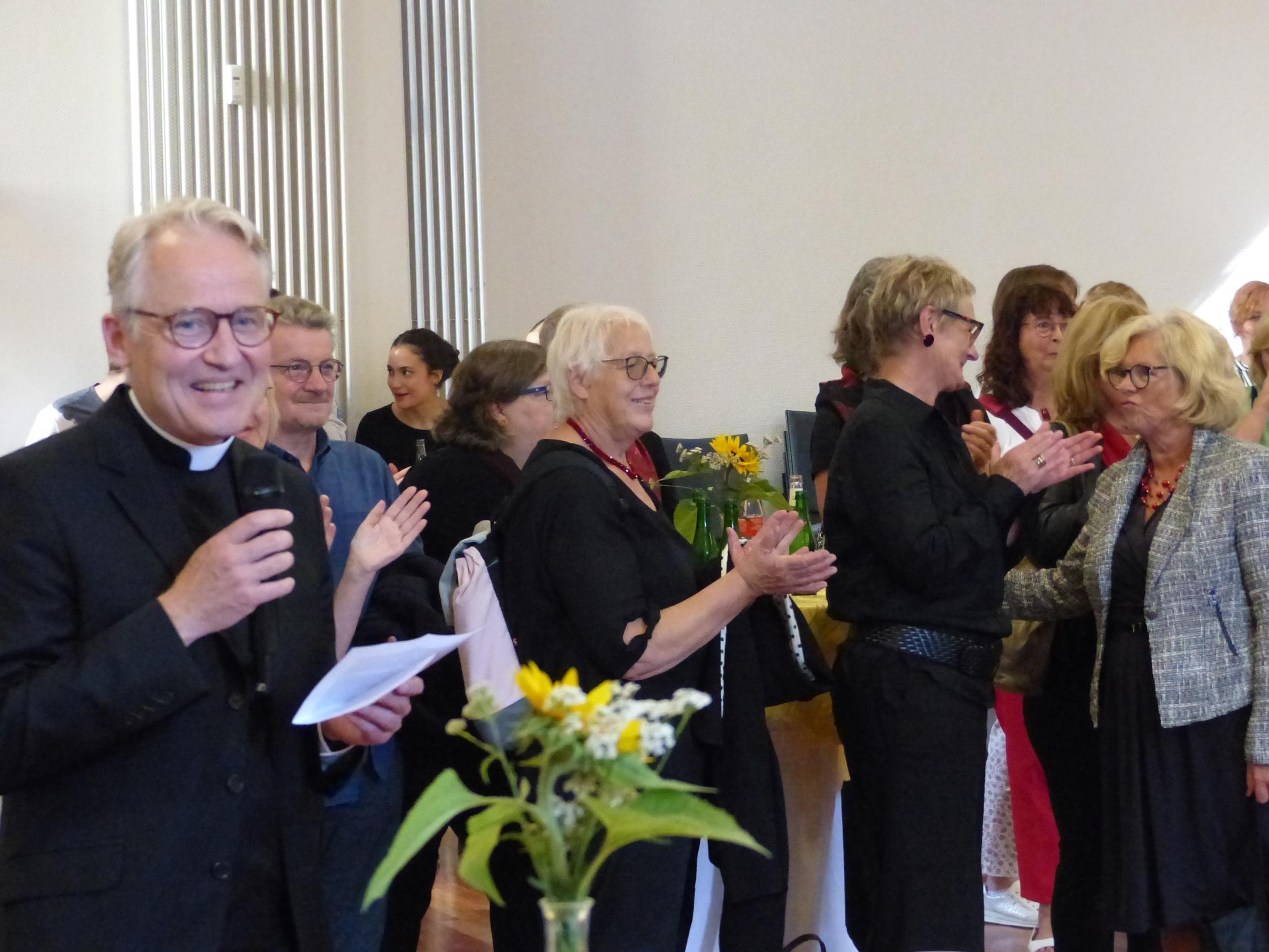 Pfarrer Lennartz beim Festakt zu 50 Jahre St. Michael