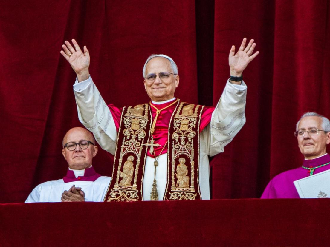 Papst Leo XIV. zeigte sich nach seiner Wahl am 8.5.2025 auf der Loggia des Petersdoms