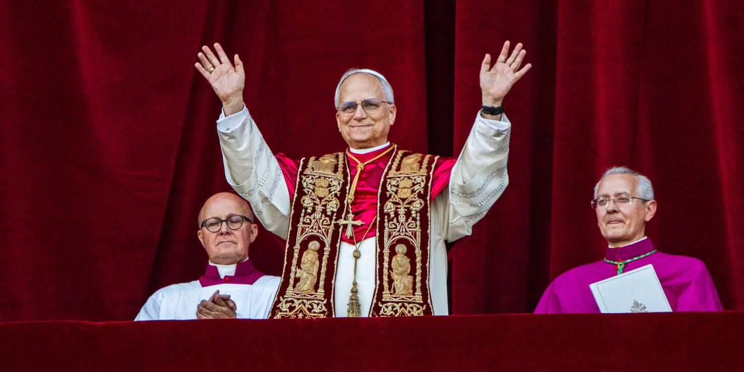 Papst Leo XIV. zeigte sich nach seiner Wahl am 8.5.2025 auf der Loggia des Petersdoms