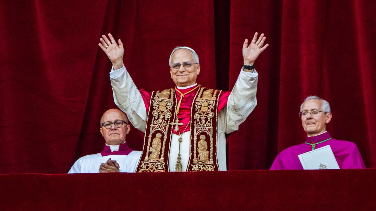 Papst Leo XIV. zeigte sich nach seiner Wahl am 8.5.2025 auf der Loggia des Petersdoms