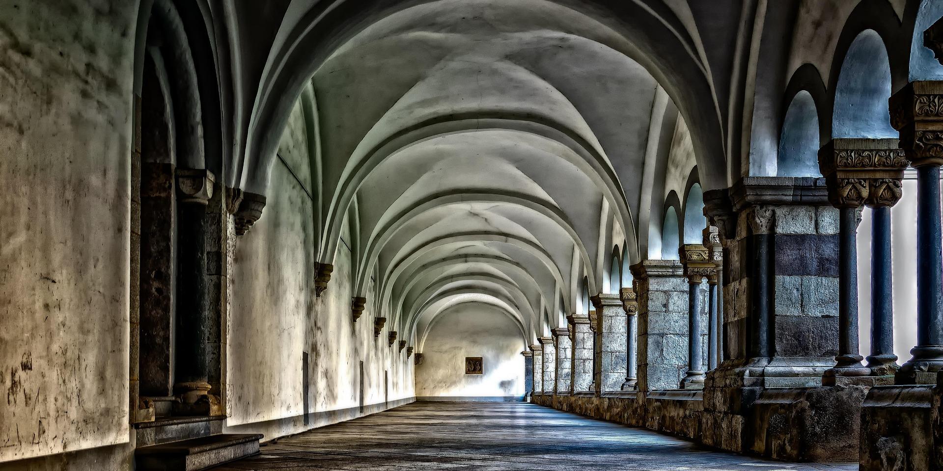 Kreuzgang in einem mystischen Kloster