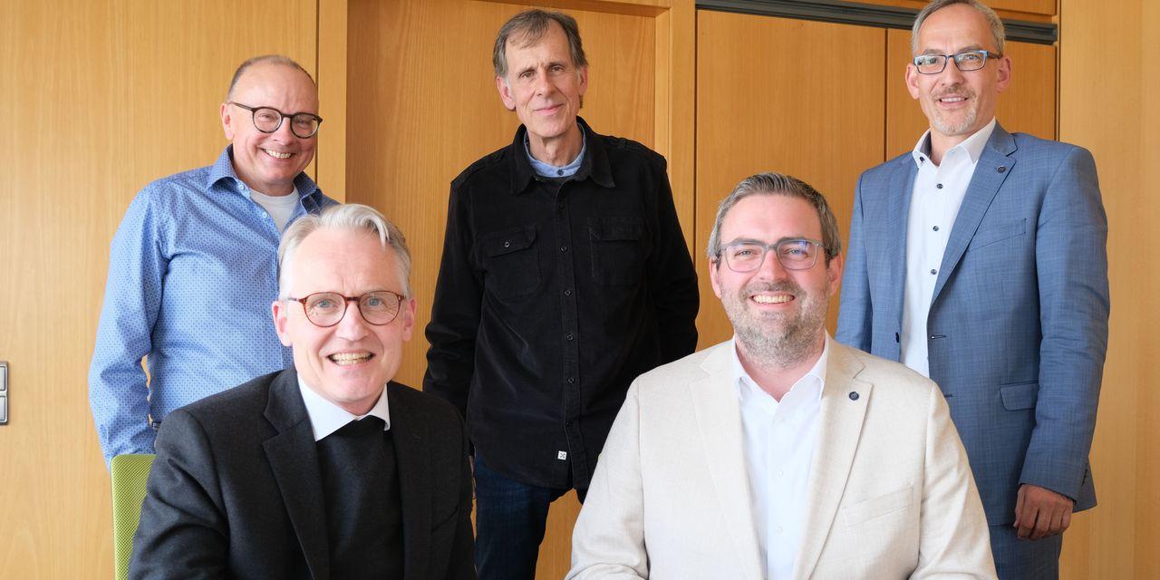 Bürgermeister Erik Lierenfeld, Kulturdezernent Dr. Torsten Spillmann (h.r.), Kantor Horst Herbertz (h.M.) und Willy Schlömer (h.l.) vom Chorhaus St. Michael sowie Pfarrer Dr. Heribert Lennartz