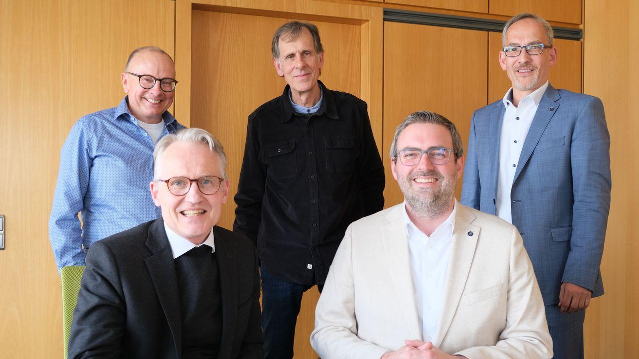 Bürgermeister Erik Lierenfeld, Kulturdezernent Dr. Torsten Spillmann (h.r.), Kantor Horst Herbertz (h.M.) und Willy Schlömer (h.l.) vom Chorhaus St. Michael sowie Pfarrer Dr. Heribert Lennartz