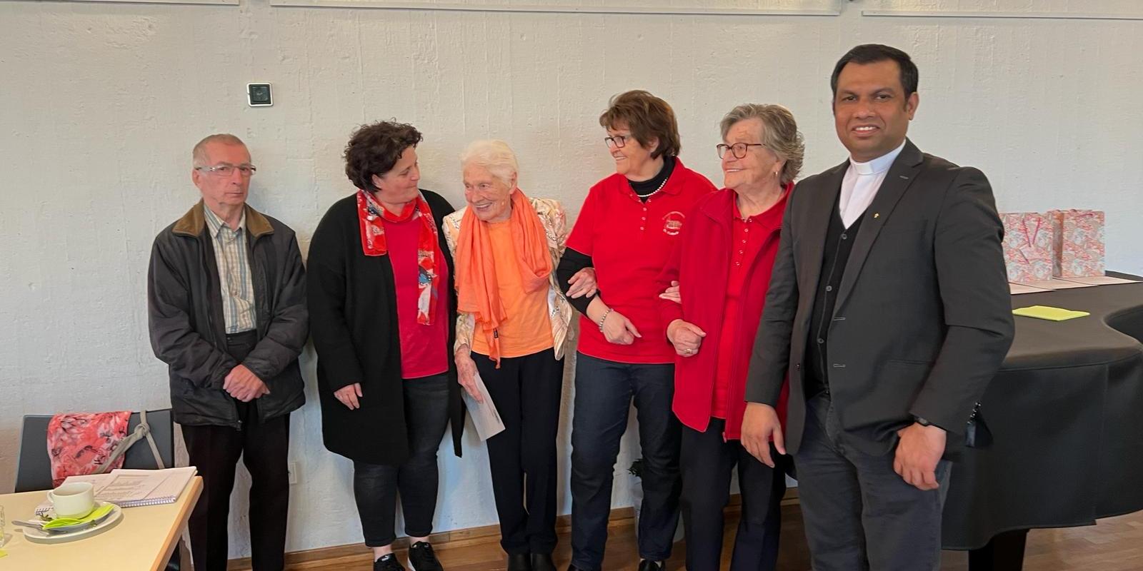 v. l. n. r. Pfarrer Werner, Ulrike Kiepels, Luise Tschersche, Gisela Peters, Walburga Retzlaff und Pater Anto.