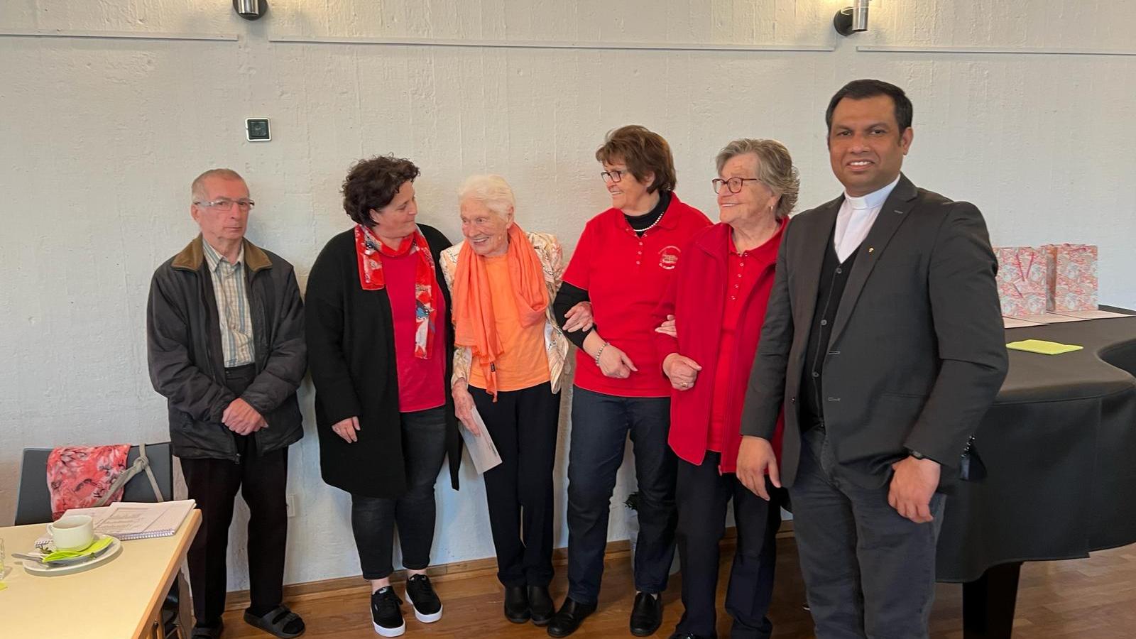 v. l. n. r. Pfarrer Werner, Ulrike Kiepels, Luise Tschersche, Gisela Peters, Walburga Retzlaff und Pater Anto.