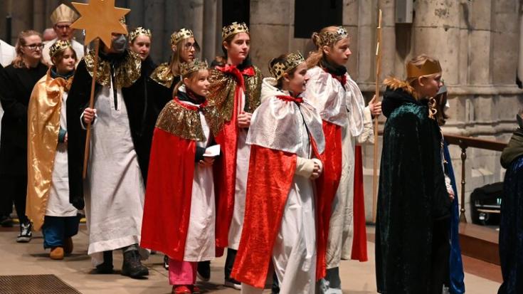 Dormagener Sternsinger ziehen mit Erzbischof Kardinal Woelki in den Dom zu Köln ein