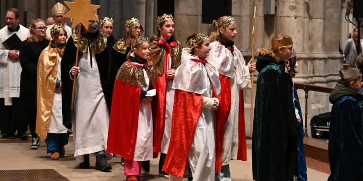 Dormagener Sternsinger ziehen mit Erzbischof Kardinal Woelki in den Dom zu Köln ein