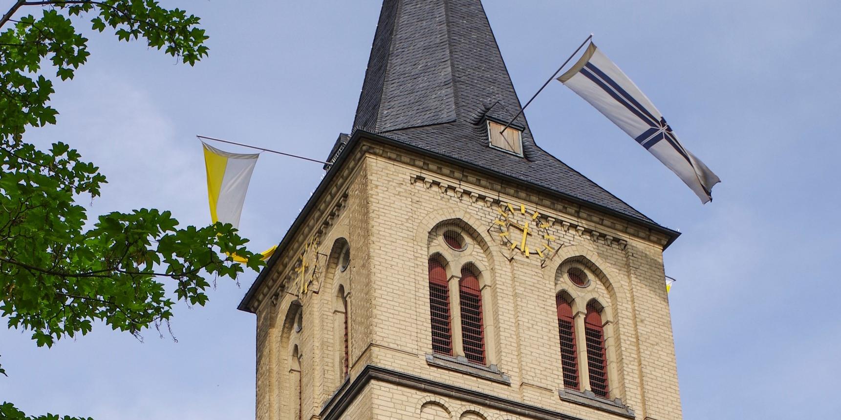 Fahnen am Kirchturm von St. Michael Dormagen