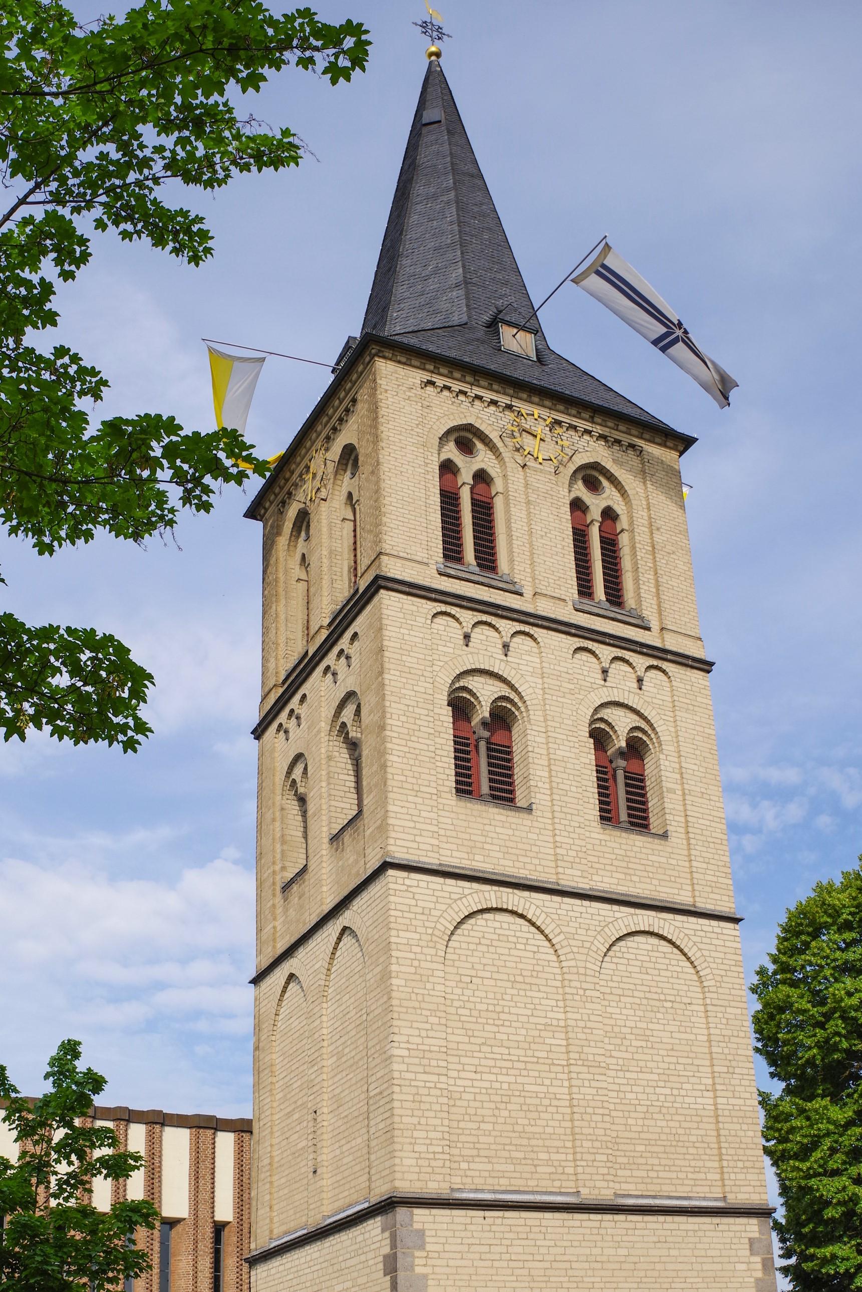 Fahnen am Kirchturm von St. Michael Dormagen