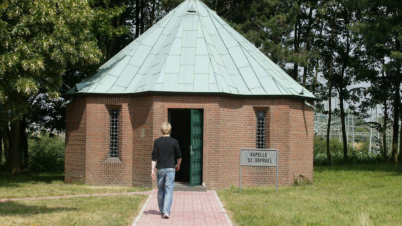 Die Kapelle liegt an der Raststätte Nievenheim Ost und ist  ganzjährig 24 Stunden geöffnet.  RAST. FÜR LEIB UND SEELE. Autobahnkirchen in Deutschland  Autobahnkirchen laden zu Entspannung, Besinnung und Andacht ein. Reisende können wieder zu sich finden - Sinne und Seele Ruhe tanken. Wer in Autobahnkirchen Rast gemacht hat, der fährt danach gelassener, rücksichtsvoller und sicherer. Der Besuch einer Autobahnkirche ist damit auch ein Beitrag zur Verkehrssicherheit. Deutschlands Autobahnkirchen laden Sie herzlich ein! Ex-Bild-DB-ID: 5519