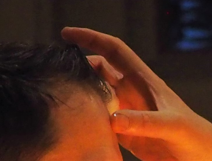 In der katholischen Kirche ist die Firmung (auch Firmsakrament, Sacramentum confirmationis) die Fortführung der Taufe und bildet zusammen mit dieser und dem Empfang der Eucharistie die Sakramente der christlichen Initiation.[1]   Die Firmung wird als Gabe der Kraft des Heiligen Geistes an den Gläubigen verstanden. Sie helfe ihm dabei, tiefer in der Gotteskindschaft zu verwurzeln, sich fester in Christus einzugliedern, seine Verbindung mit der Kirche zu stärken, sich mehr an ihrer Sendung zu beteiligen und zu helfen, in Wort und Tat für den christlichen Glauben Zeugnis zu geben.[2]  Die Firmung ist ein Sakrament und wird durch den Bischof gespendet. Ex-Bild-DB-ID: 28312